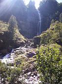 23 Sotto la cascata